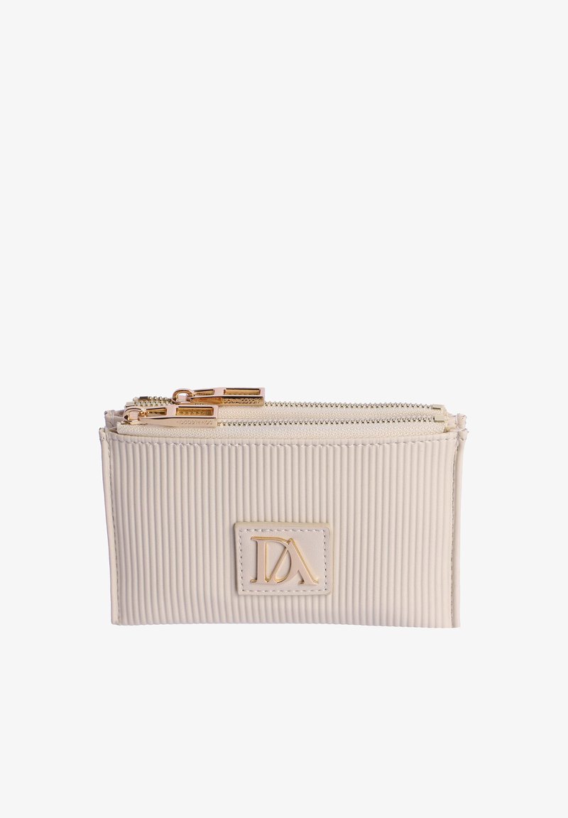 Pequeña cartera beige con crestas verticales, dos tiradores de cremallera dorados y una placa decorativa dorada con el logo en el frente.