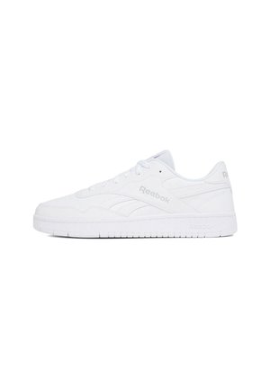 Biały niski sneaker Reebok z zapięciem na sznurowadła i subtelnym brandingiem po bokach i na pięcie, pokazany w widoku bocznym na białym tle.