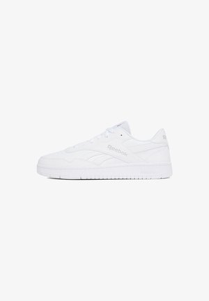 Weißer Reebok Low-Top Sneaker mit Schnürverschluss und dezentem Branding an der Seite und Ferse, im Seitenprofil vor weißem Hintergrund gezeigt.