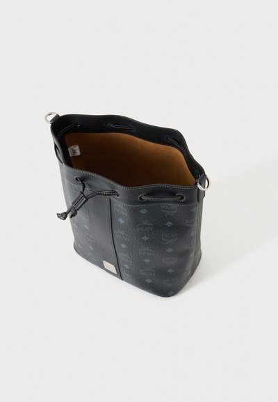 Sac seau en cuir noir avec fermeture à cordon, motif de logo en relief et doublure intérieure couleur fauve sur fond uni.
