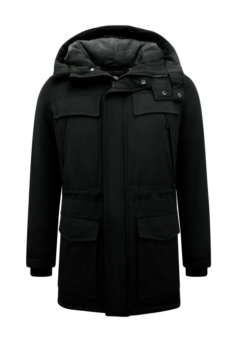 Zwarte parka met capuchon, voorzien van vier voorzakken, een ritssluiting en een grijze fleece voering met structuur. Verstelbare manchetten inbegrepen.