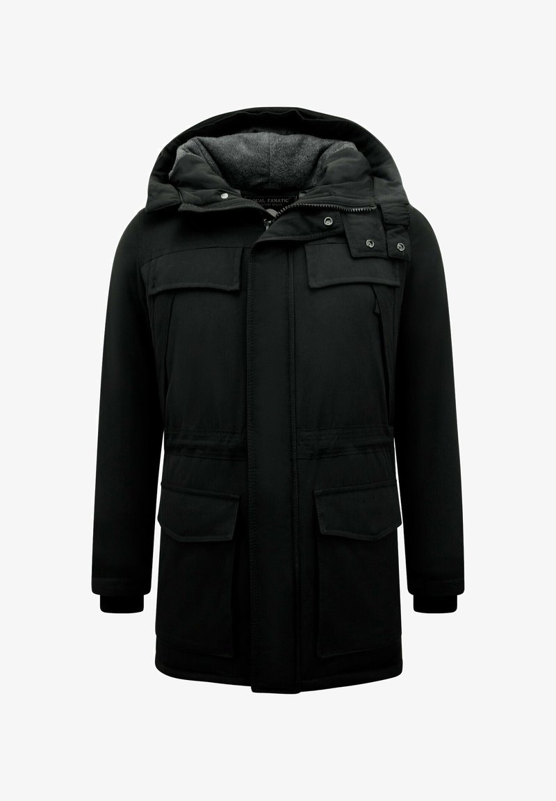 Zwarte parka met capuchon, voorzien van vier voorzakken, een ritssluiting en een grijze fleece voering met structuur. Verstelbare manchetten inbegrepen.