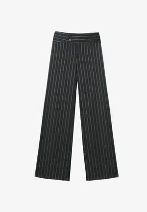 Pantalones de pierna ancha en tela gris oscura con rayas verticales. Cuenta con una cinturilla plana, dos botones y una textura suave.