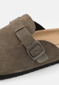 Pier One UNISEX - Domácí obuv - khaki