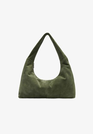 Sac hobo en daim vert avec une anse large et courbée et un grand dessus ouvert. Présente une texture lisse et un design simple, sans quincaillerie visible.