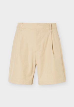 Short beige taille haute cintré avec passants de ceinture et plis devant, présenté sur un fond blanc uni.