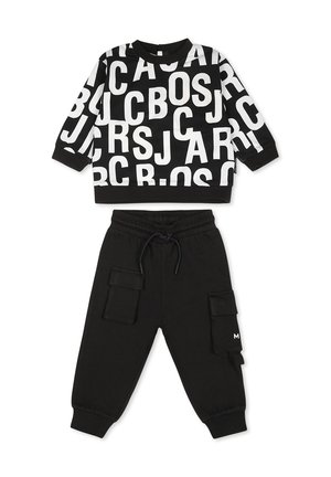 Vêtement pour enfant noir comprenant un sweat à manches longues à motif avec des lettres blanches et un pantalon cargo noir assorti avec poches.