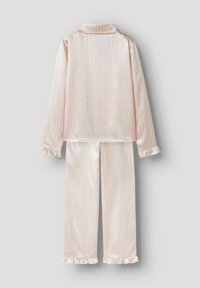 Ensemble de pyjama rayé rose en satin. Comprend une chemise à manches longues avec un col et un pantalon avec des poignets à volants.