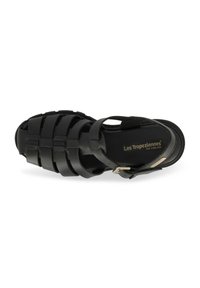 Zwarte, geweven leren sandaal met verstelbare band en gesp, open teenontwerp, en gevoerd voetbed, met een platte zool.