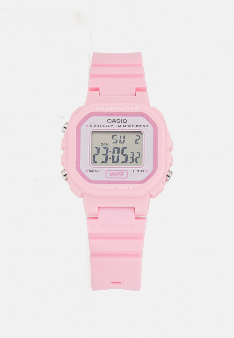 Montre numérique rose avec un boîtier carré, bracelet en plastique, fonction de résistance à l'eau et écran LCD affichant l'heure et le jour de la semaine.