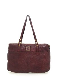 Borsa a tracolla in pelle bordeaux con due manici, dettagli in metallo dorato, superficie testurizzata e particolare quadrato borchiato sul fronte.