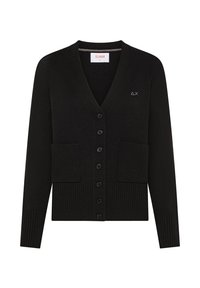 Cardigan nero in materiale knit, con scollo a v, chiusura con bottoni, due tasche frontali e polsini e orlo a coste. Piccolo dettaglio del logo sul petto.