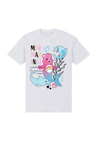 Camiseta blanca con un diseño de una sirena oso rosa, dos delfines azules y el texto colorido "¡MERMAZING!" en fuentes divertidas.