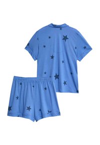 Conjunto de pijama de algodón azul con mangas cortas y pantalones cortos, con patrones de estrellas negras. Tejido ligero con una cinturilla elástica.