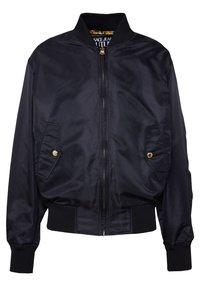 Veste bomber noire avec col, poignets et ourlet côtelés, fermeture éclair devant et poches à rabat avec boutons dorés.