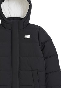 Giacca imbottita nera con cappuccio, caratterizzata da un logo bianco sul petto, design trapuntato orizzontale e tasche laterali. Fodera interna bianca.