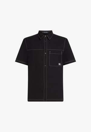 Lühikeste varrukatega nööpidega särgik aastalises mustas puuvillas, millel on valge kontrastne õmblus, rinna-tasku ja logo aktsent taskul.