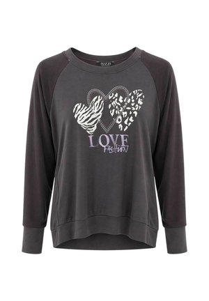 Donkergrijs shirt met lange mouwen met drie hartvormige patronen en de woorden "LOVE fashion" gedrukt op de voorkant.