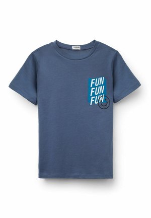 Niebieska koszulka z krótkim rękawem z białym napisem „FUN FUN FUN” na niebieskim tle oraz czarną uśmiechniętą buźką na piersi.