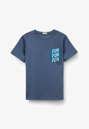 Niebieska koszulka z krótkim rękawem z białym napisem „FUN FUN FUN” na niebieskim tle oraz czarną uśmiechniętą buźką na piersi.