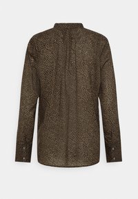 Bruine lange mouw shirt met een klein, getextureerd luipaardprintpatroon, een hoge kraag en met knoopjes bevestigde manchetten met zilveren hardware.