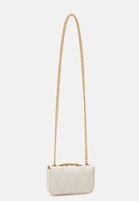 Pehmeäpintainen, timanttikuvioitu luonnonvalkoinen tilkkureppu, jossa on kulmikas pyöreä muoto ja kullanvärinen ketjuhihna.