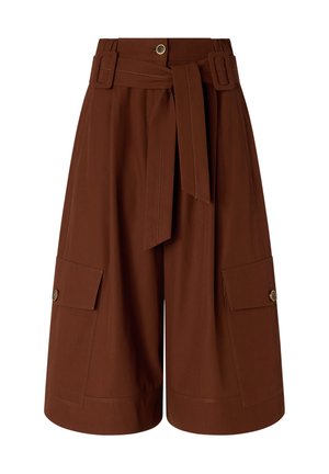 Καφέ σορτς με φαρδιά μπατζάκια, ψηλή μέση, υφασμάτινη ζώνη, κούμπωμα με κουμπιά και μεγάλες τσέπες με καπάκι και λεπτομέρειες κουμπιών και στις δύο πλευρές.