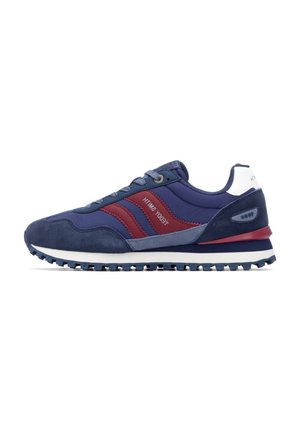 Zapatillas deportivas en azul marino y burdeos, con materiales de ante y malla, que presentan una suela de goma, un diseño estratificado y acentos en blanco contrastante.