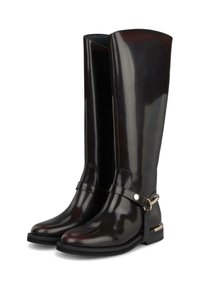 Botas altas de charol negro con punta redonda, acentuadas por una correa de cuero y detalles en hardware de tono dorado. Diseño de suela plana.
