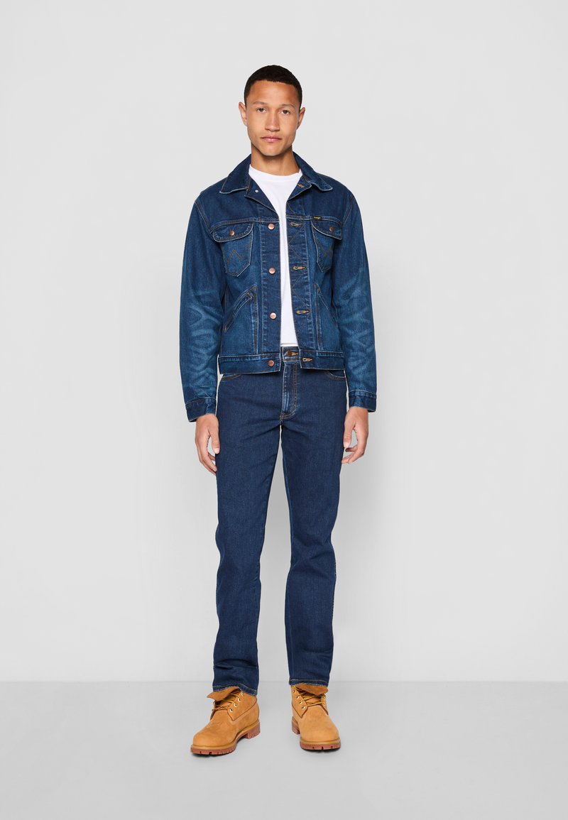 Jeans Wrangler Texas Contrast Para Hombre | Azul Darkstone, Corte Clásico | 33W/34L