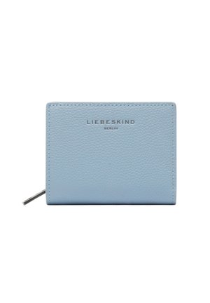 Jasnoniebieski portfel z teksturowanej skóry z srebrnym suwakiem, kompaktowy, prostokątny kształt, z nadrukiem "LIEBESKIND BERLIN" na przedniej stronie.