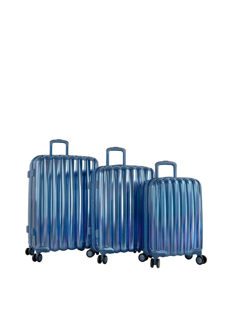 Set di valigie di tre pezzi in blu lucido, con un design a righe. Ognuna è dotata di manico retrattile e quattro ruote per una facile mobilità.