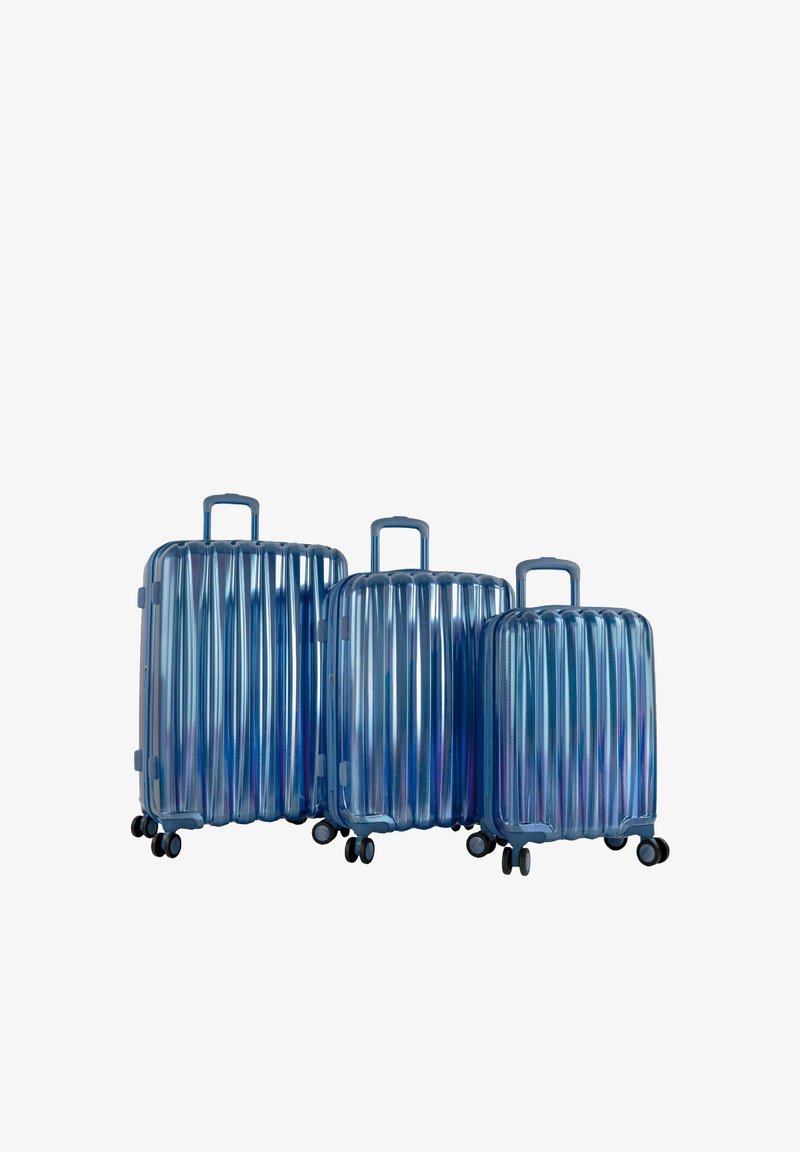 Set di valigie di tre pezzi in blu lucido, con un design a righe. Ognuna è dotata di manico retrattile e quattro ruote per una facile mobilità.
