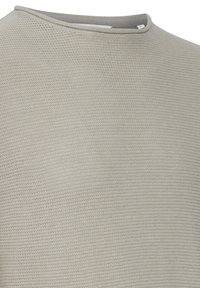 Hellgrauer, strukturierter Strickpullover mit hohem Hals, der ein schlichtes, modernes Design aufweist und keine sichtbaren Verzierungen oder Grafiken hat.