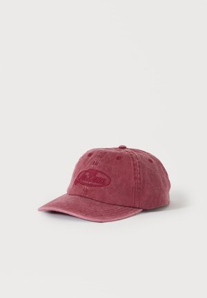 Berretto da baseball rosso usurato con visiera curva e testo ricamato "Los Texas" sulla parte frontale, mostrato su sfondo bianco.