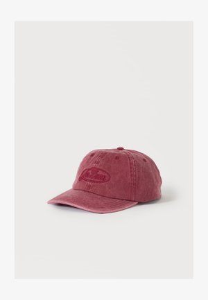 Slidt rød baseballcap med buet skygge og broderet "Los Texas" tekst foran, vist på hvid baggrund.