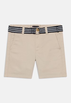 Pantalones cortos de color canela con un cinturón de rayas azul marino y blanco, que cuentan con dos bolsillos delanteros y cierre de botón. Fabricados con tela ligera de textura suave.