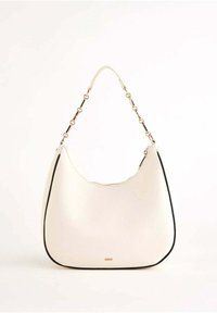 Borsa a tracolla in pelle bianca con bordi neri, cintura a catena dorata e piccolo logo dorato sul davanti, mostrata su uno sfondo bianco.