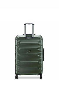 Valigia rigida verde con una texture rigata, manico telescopico, dettagli neri e quattro ruote per la mobilità. Design compatto ed ergonomico.