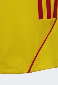 adidas Performance TIRO 23 - Kurze Sporthose - team yellow   team collegiate red