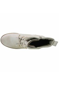 Světle béžová kotníková bota s tkaničkami, zlatými očky, zipem na straně a poutkem vzadu, viděná zvrchu.