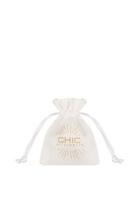 Pochette en coton blanc avec cordon de serrage, présentant un texte doré imprimé "CHIC BY LIRETTE" et des accents de design en rayons de soleil. Texture douce, forme compacte.