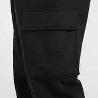 Pantalones cargo negros con un gran bolsillo lateral, fabricados en tejido texturizado, con corte recto y costuras reforzadas.