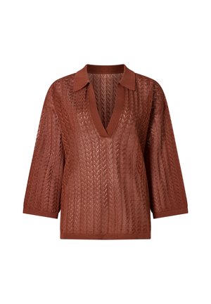 Brun åpenstrikket genser med sikksakkmønster, dyp V-hals og trekvartlange ermer.