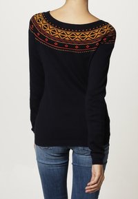 Marineblauer Pullover mit Rundhalsausschnitt, der eine gemusterte Passe in Rost- und Goldtönen aufweist, mit langen Ärmeln und taillierter Passform.