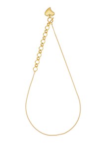 Collana in oro con chiusura a forma di cuore, caratterizzata da una combinazione di segmenti di catena ad anello e catena fine, con texture liscia e finitura lucida.