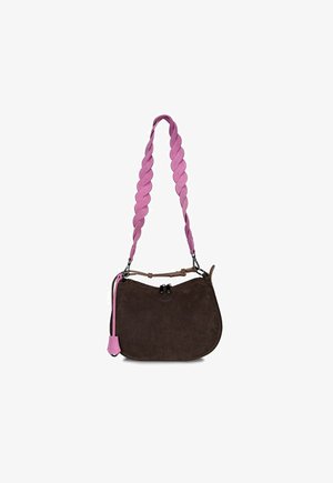 Barna velúr kézitáska ívelt formával, rózsaszín fonott pánttal és díszes bojttal. Cipzárral záródik, fém díszítésekkel.