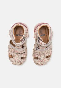 Ljust beige sandaler med blommönster, med öppen tå-design, justerbara remmar och en mjuk läderinteriör. Storlek 20.