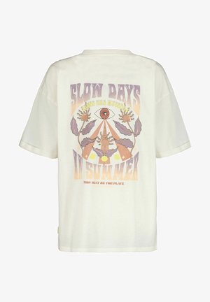 Hvid T-shirt med pastelgrafik af solsikker, øje, stråler og tekst "Langsomme dage om sommeren," "Stol på mysteriet," og "Dette må være stedet."