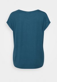 Zielony top z krótkim rękawem, z okrągłym dekoltem i podwiniętymi rękawami. Miękka tkanina, luźny krój i zaokrąglony dół.